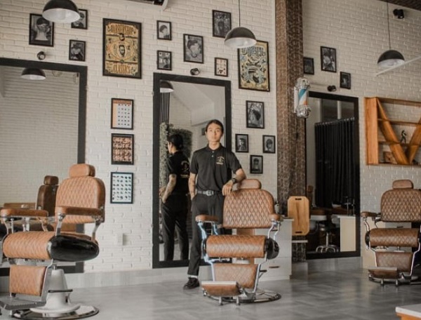 Lựa chọn đồ trang trí thiết kế tiệm tóc nhỏ đẹp.