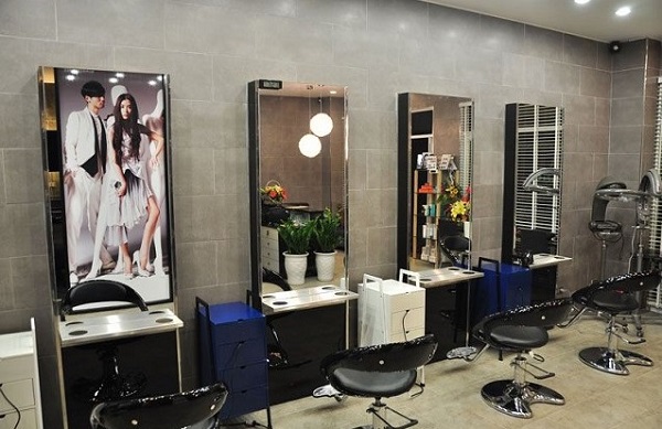 Vị trí đặt gương soi trong tiệm hợp lí.