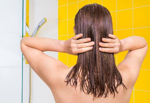Gội đầu nhiều sai cách cũng ảnh hưởng đến tóc