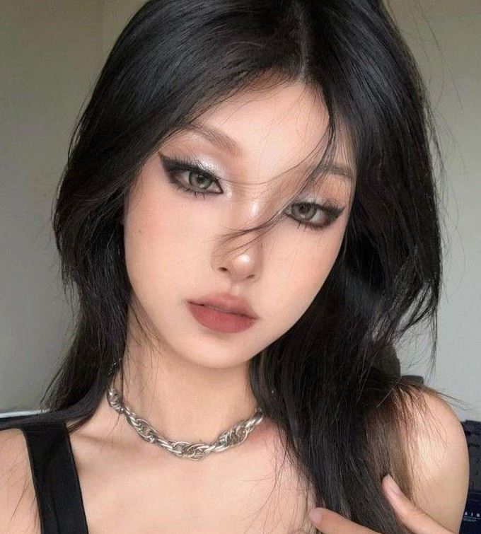 Tóc thẳng mượt với trang điểm mắt mèo đảo ngược