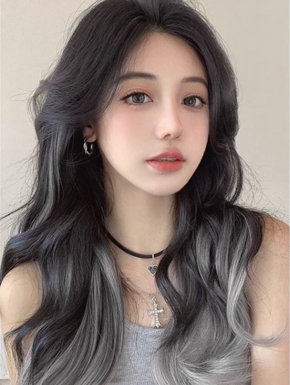 Chrome Hair: Xu Hướng Tóc Ánh Kim Độc Đáo 2025