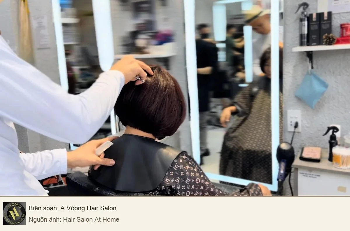 Stylist thao tác cắt tóc trong ảnh Hair Salon At Home