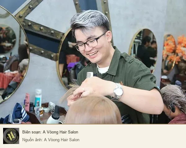 Stylist thực hiện dịch vụ làm tóc tại A Vòong Hair Salon