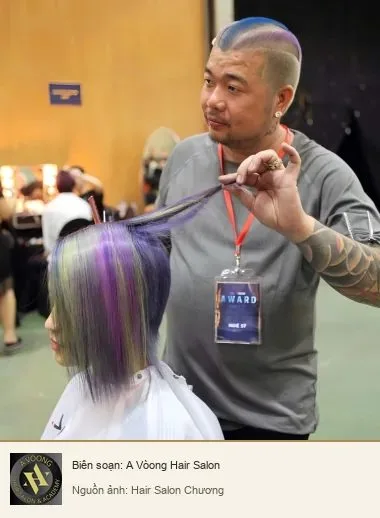 Stylist thao tác trên tóc khách tại Hair Salon Chương