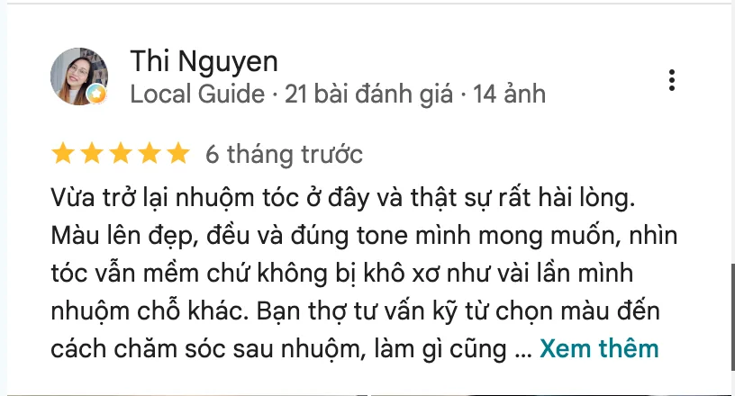 Đánh giá 5 sao của Thi Nguyễn về A Voòng Hair Salon & Academy: “Vừa trở lại nhuộm tóc ở đây và thật sự rất hài lòng. Màu lên đẹp, đều và đúng tone mình mong muốn, nhìn tóc vẫn mềm chứ không bị khô xơ như vài lần mình nhuộm chỗ khác. Bạn thợ tư vấn kỹ từ chọn màu đến cách chăm sóc sau nhuộm, làm gì cũng hỏi ý kiến trước nên cảm giác rất yên tâm.

Điểm cộng lớn là dịch vụ cực kỳ chu đáo: tiếp đón lịch sự, báo giá rõ ràng trước khi làm, cẩn thận, kiểm tra tóc kỹ trong quá trình nhuộm và hướng dẫn chăm tóc tại nhà. Không khí salon cũng dễ chịu, sạch sẽ. Nói chung “đáng tiền”, chắc chắn mình sẽ quay lại và recommend cho ai đang tìm chỗ nhuộm đẹp ở SG ❤️”