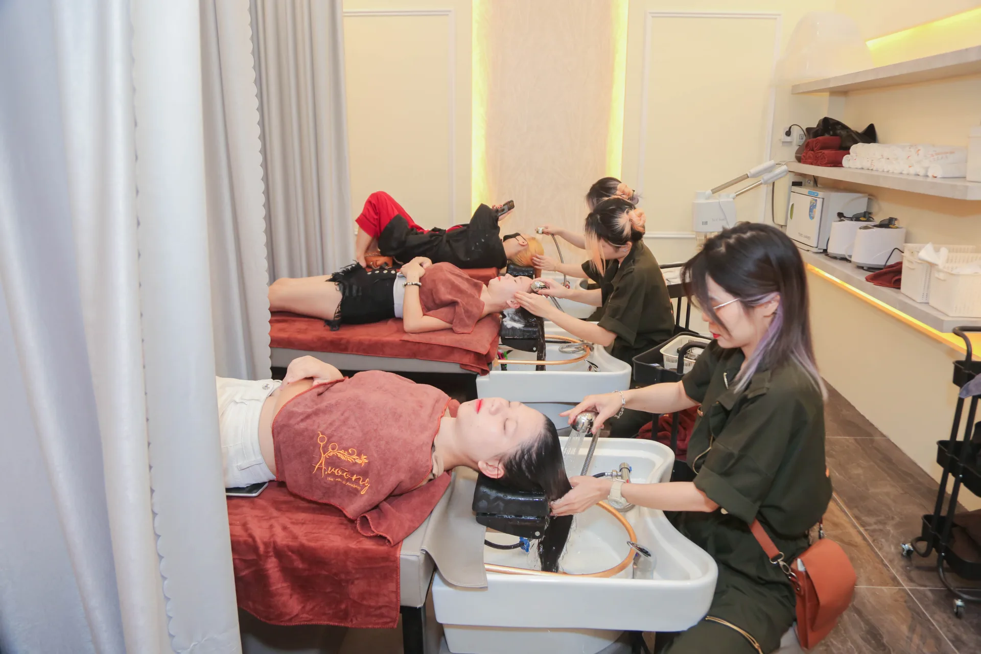 Gội Đầu tại A Vòong Hair Salon Tân Phú