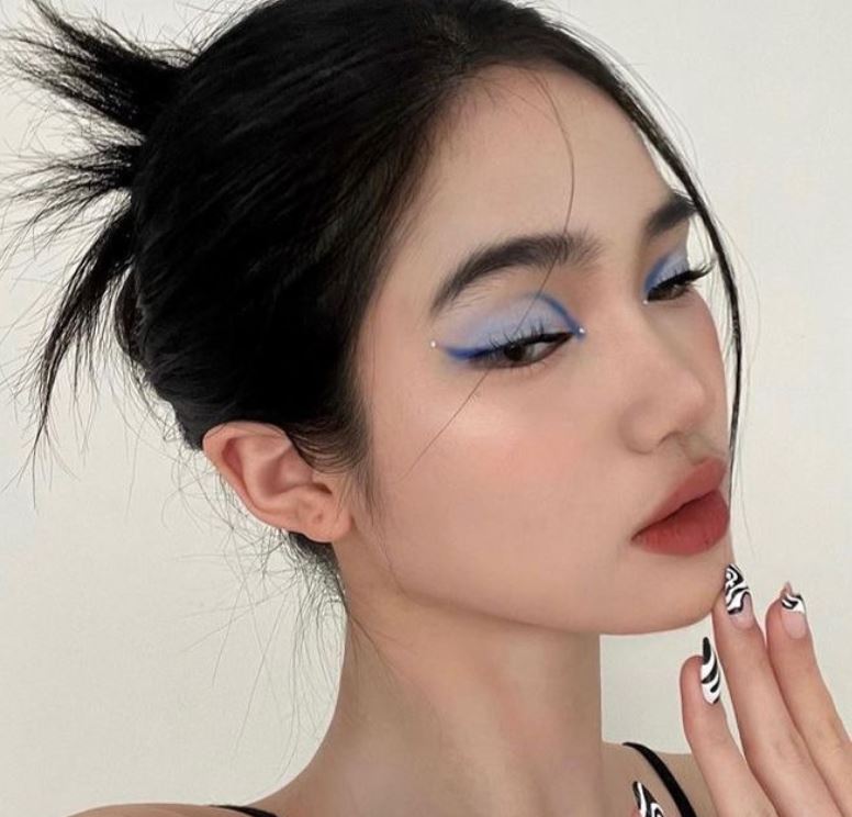 Tóc búi cao với phấn mắt màu xanh dương nhạt