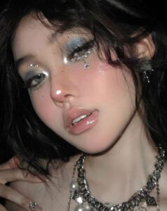 Tóc layer với phong cách trang điểm Y2K