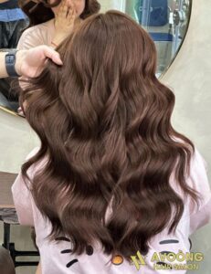 Kiểu uốn sóng lơi tóc lỡ màu nâu socola tại A Voòng Hair Salon