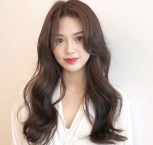 Tóc dài layer uốn sóng Hàn Quốc – Dịu dàng, nữ tính